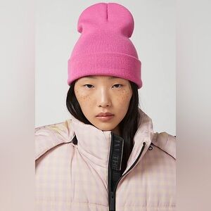 NWT URBAN OUTFITTERS JESSIE ESSENTIAL KNIT BEANIE, RASPBERRY, ONE SIZE
